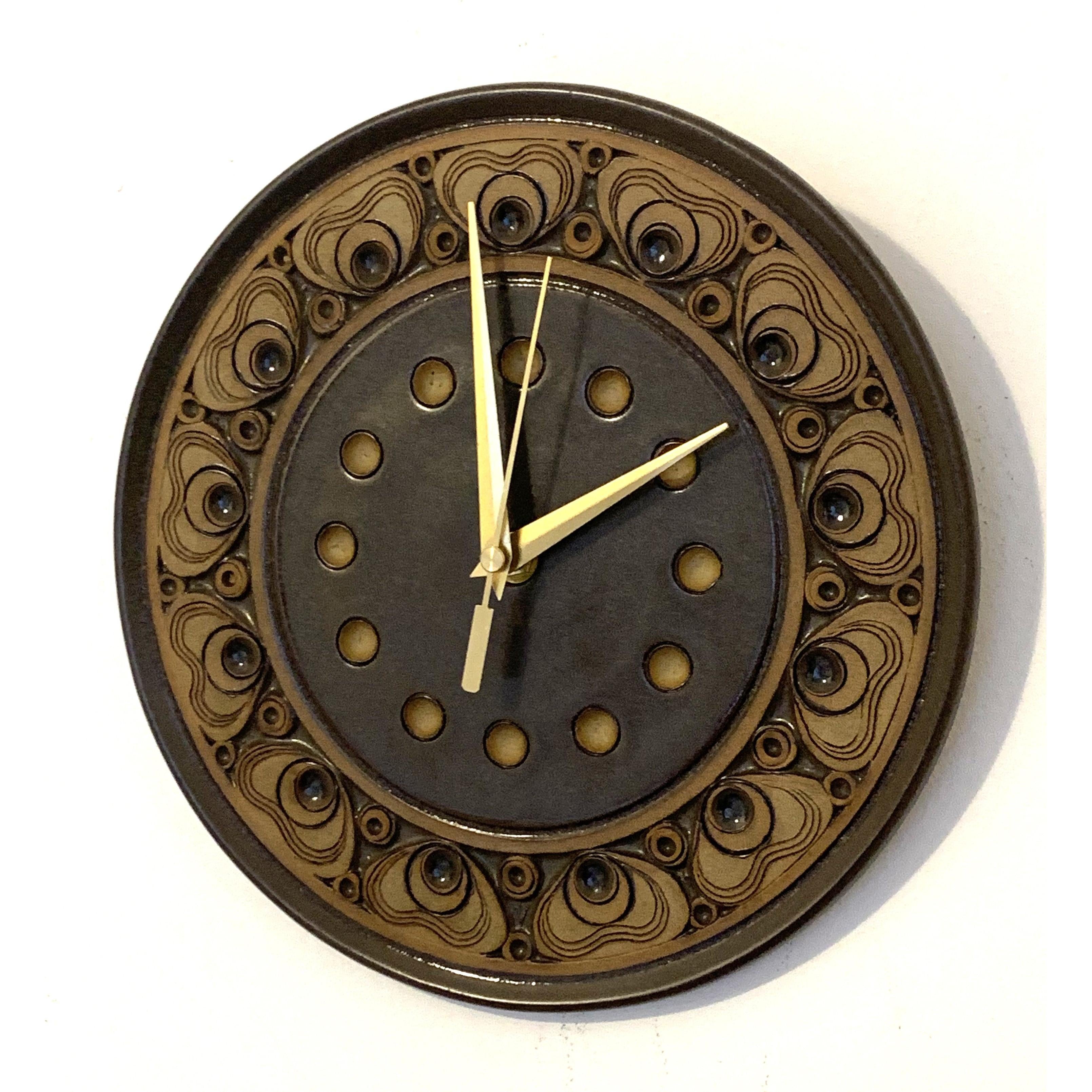 Jersey Pottery Wall Clock – 1970s Channel Islands Sgraffito Brown Ceramic Plate 10 Inch Quartz
