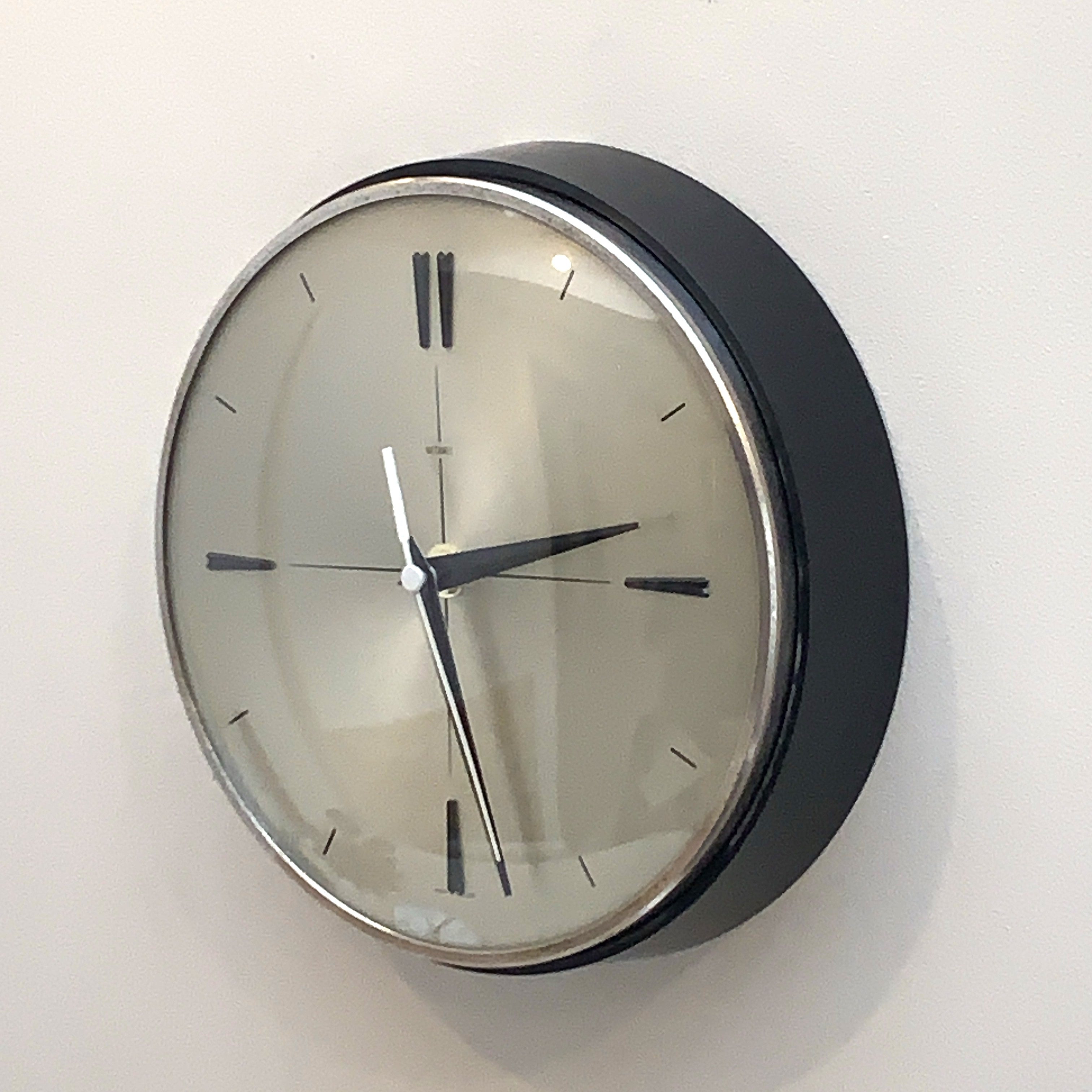 Metamec Model 430 Wall Clock – 1960s Black Bakelite Chrome Bezel Silver Dial Quartz Made in England