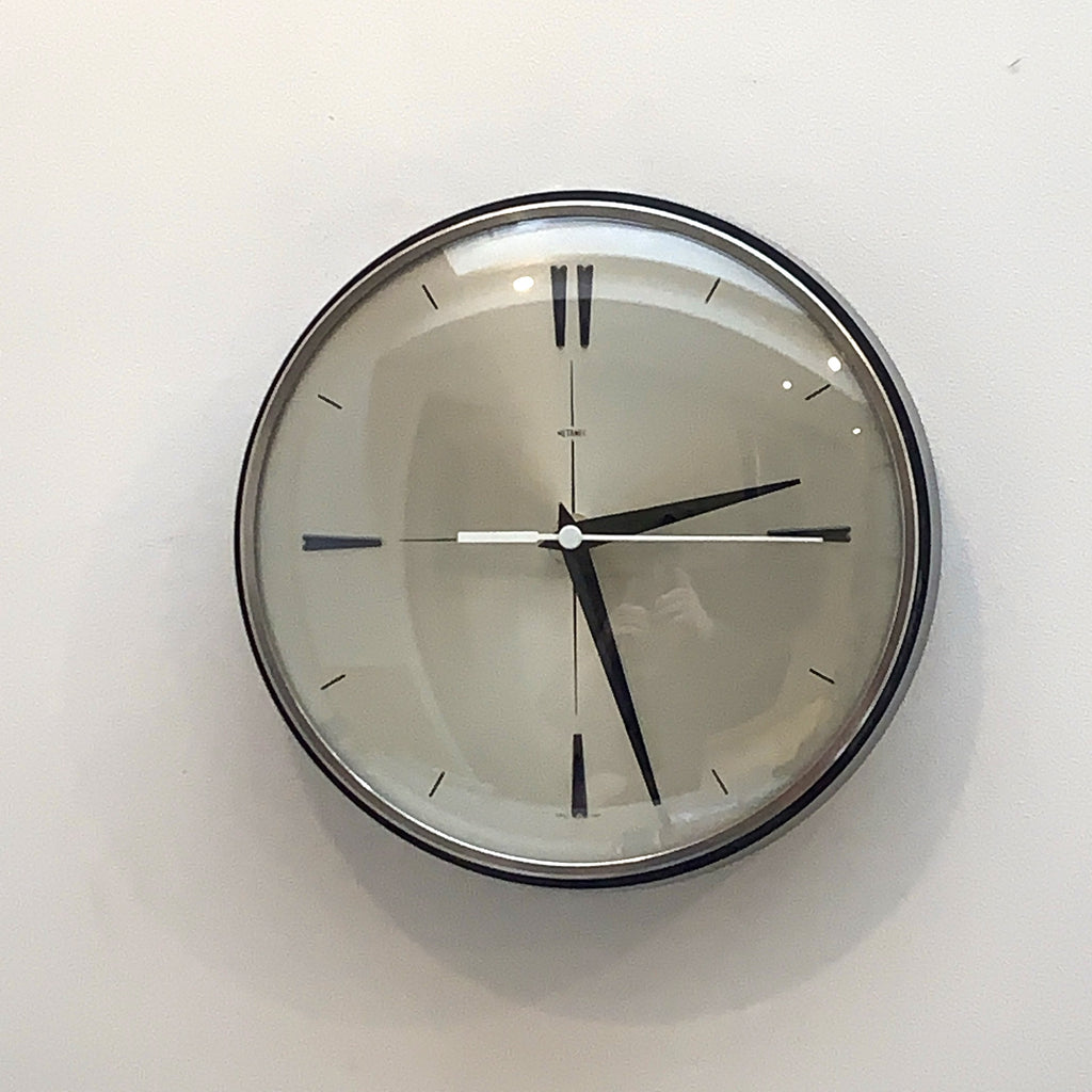 Metamec Model 430 Wall Clock – 1960s Black Bakelite Chrome Bezel Silver Dial Quartz Made in England