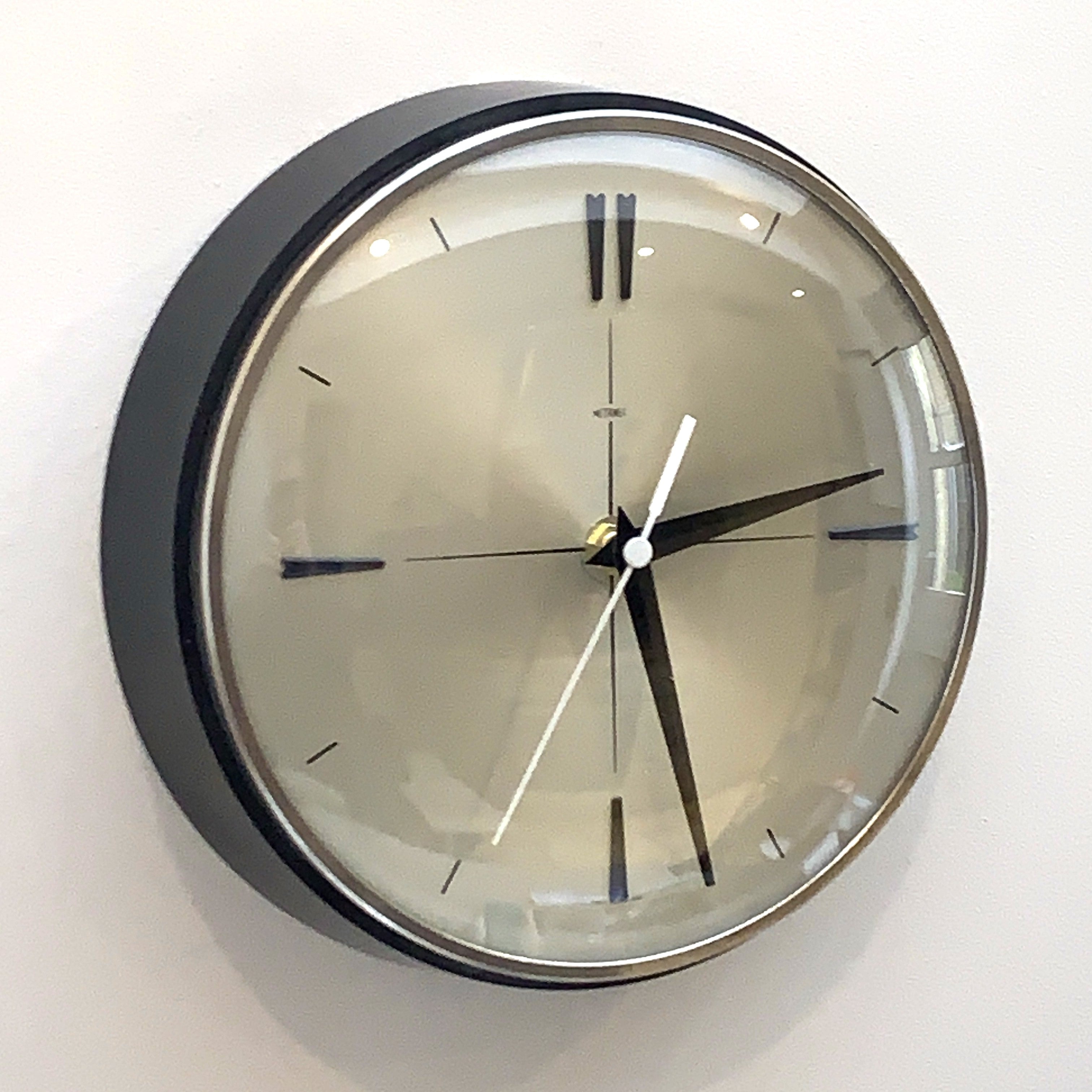 Metamec Model 430 Wall Clock – 1960s Black Bakelite Chrome Bezel Silver Dial Quartz Made in England