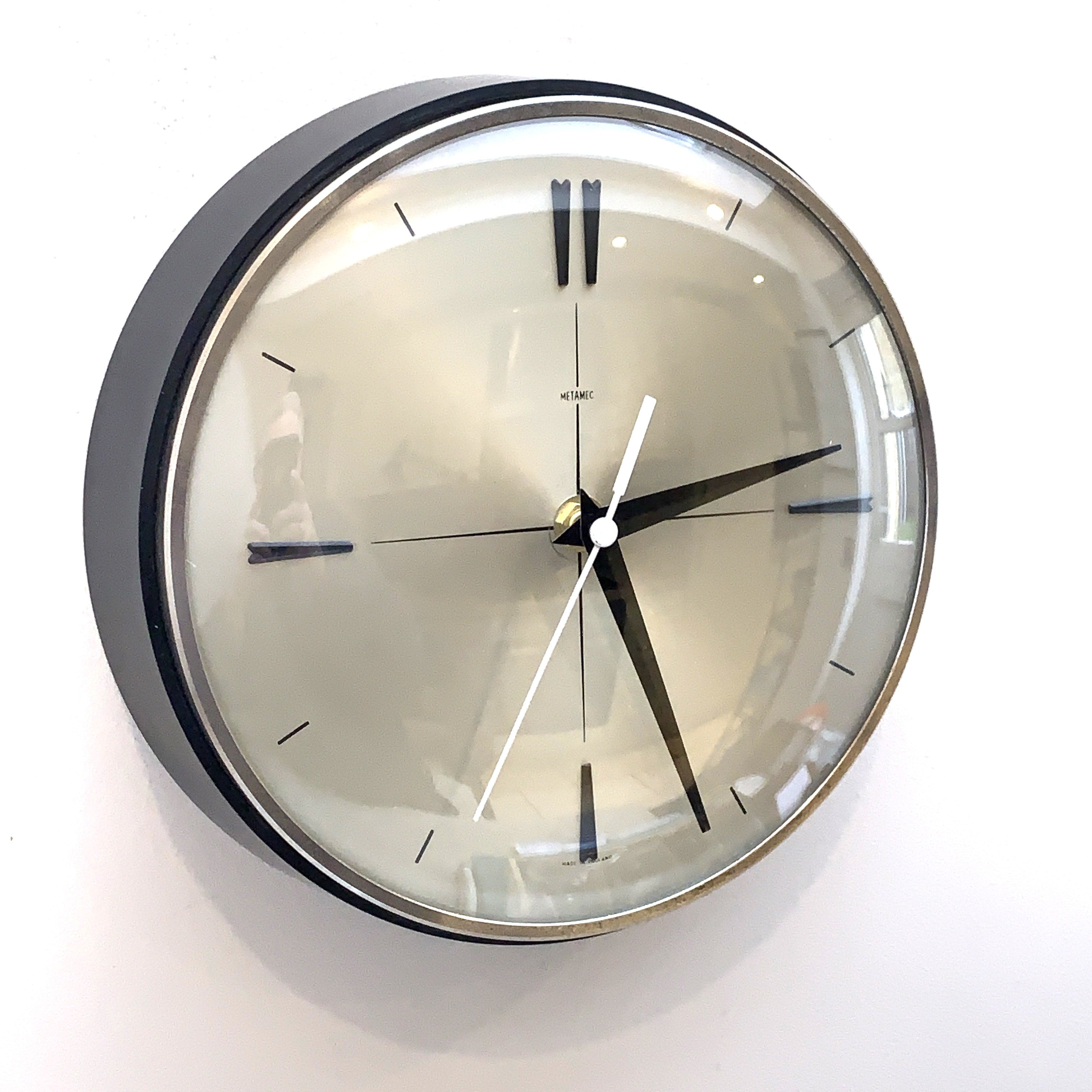 Metamec Model 430 Wall Clock – 1960s Black Bakelite Chrome Bezel Silver Dial Quartz Made in England