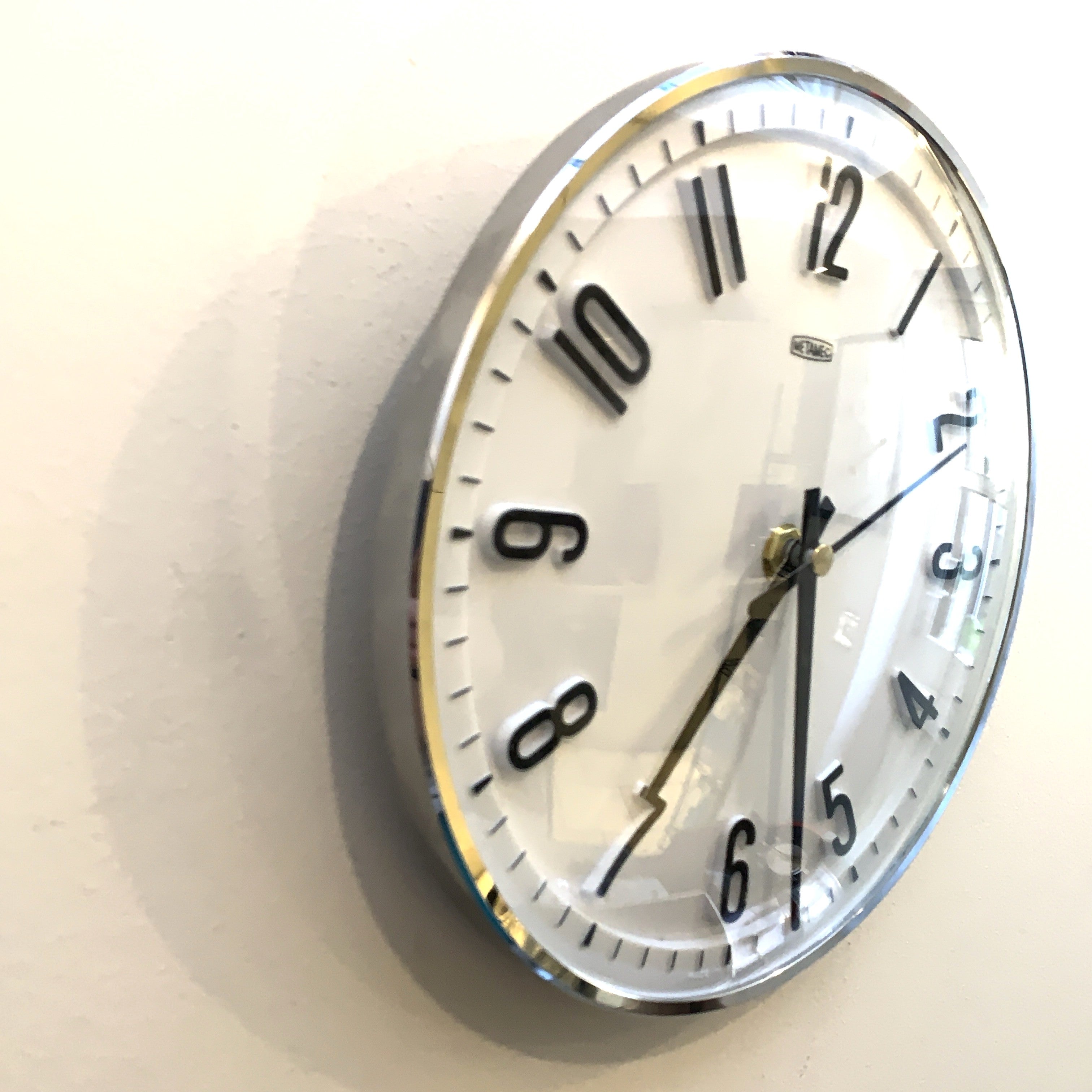 Metamec Model 5868 Wall Clock – 1960s White Chrome Bezel Arabic Numeral All Black Hands 8 Inch