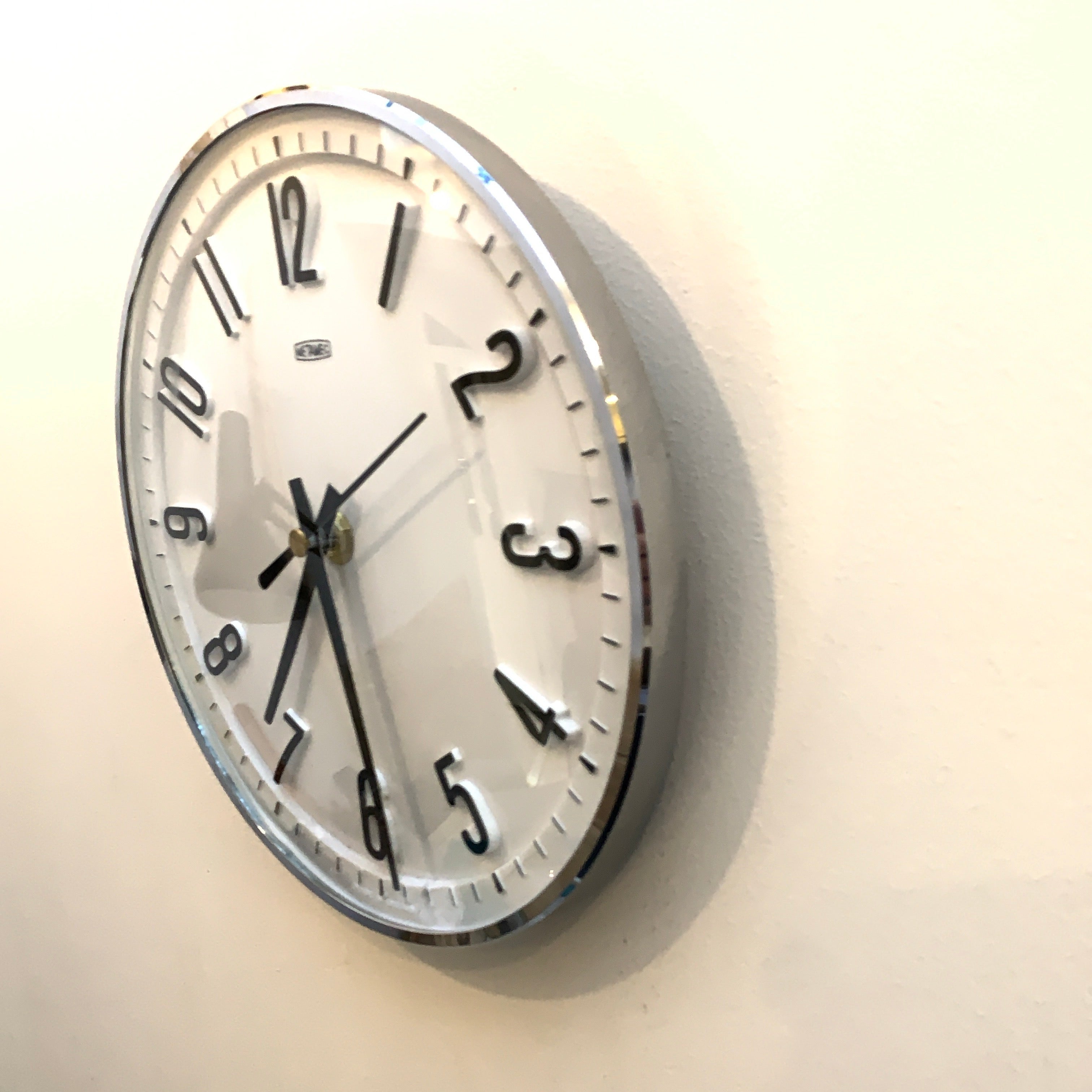 Metamec Model 5868 Wall Clock – 1960s White Chrome Bezel Arabic Numeral All Black Hands 8 Inch