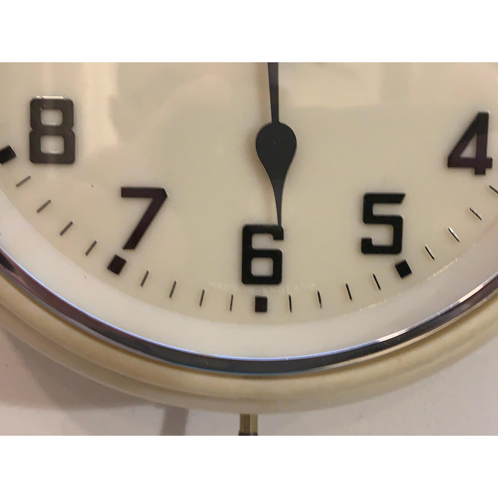 Metamec Model 747 Wall Clock Vintage 1950s Cream Bakelite Flat Glass