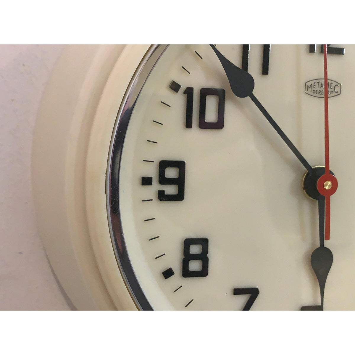 Metamec Model 747 Wall Clock Vintage 1950s Cream Bakelite Flat Glass