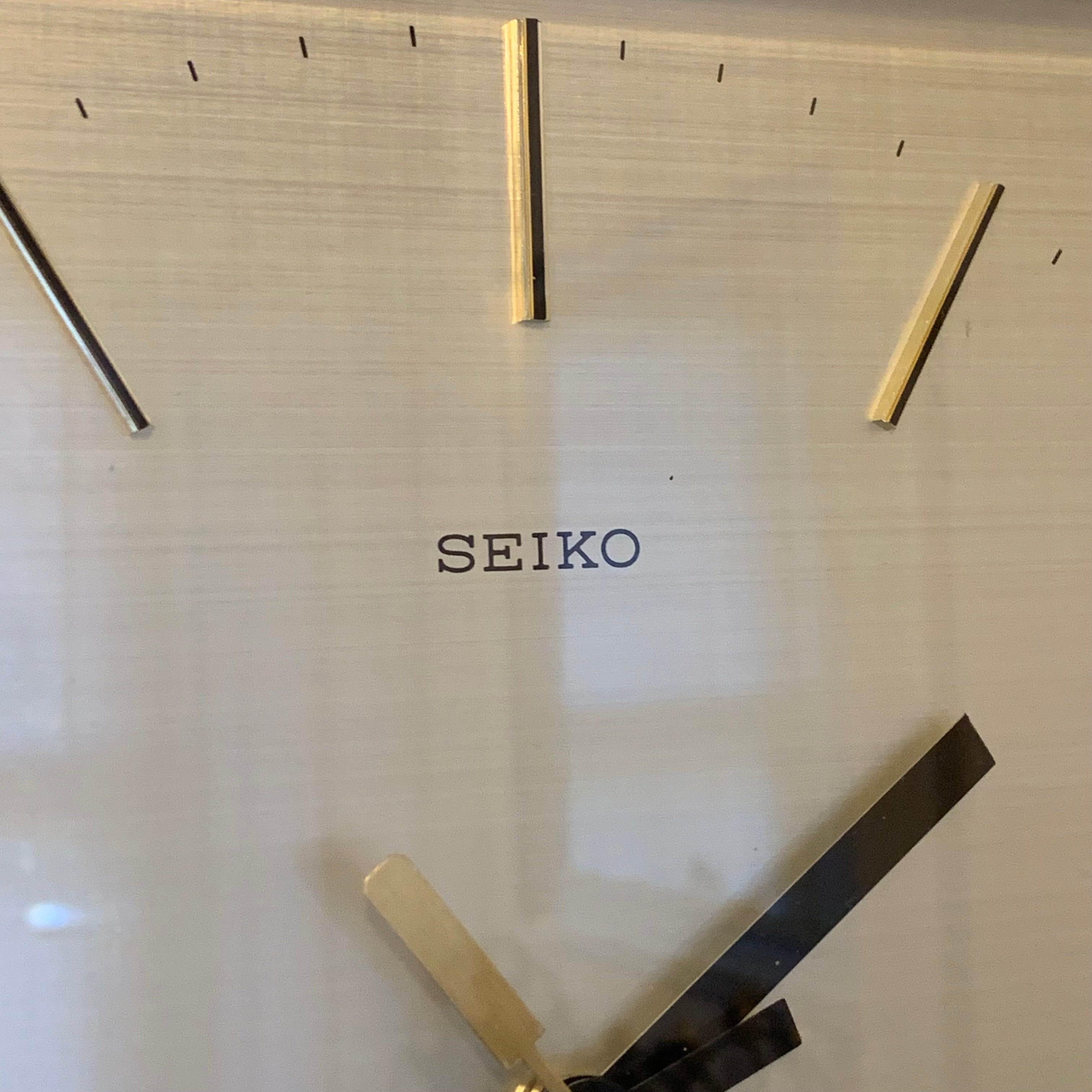Seiko QA211D Square Wall Clock – 1970s Gold Tone Brass Frame Textured Dial Original Hands 11 Inch