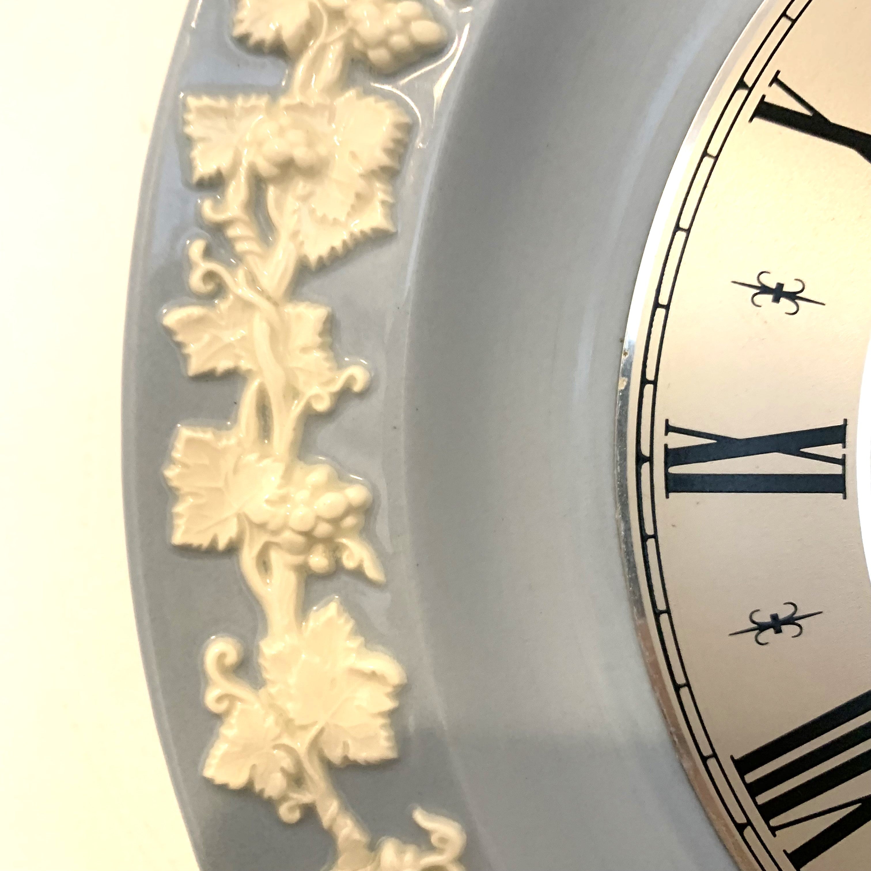 Wedgwood Metamec Collaboration Wall Clock – 1977 Blue Jasperware Vine Leaf Quartz 10 Inch Perfect