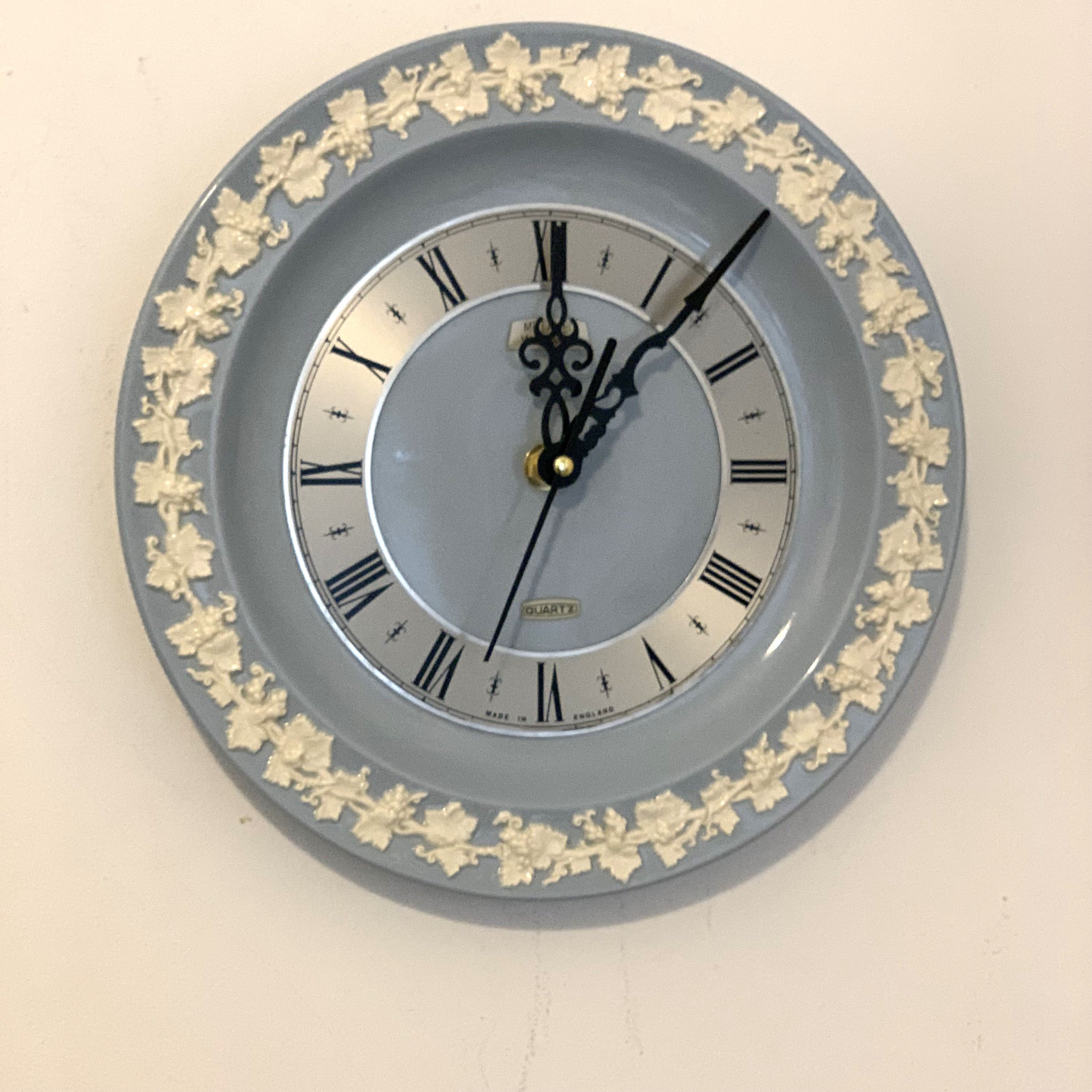 Wedgwood Metamec Collaboration Wall Clock – 1977 Blue Jasperware Vine Leaf Quartz 10 Inch Perfect